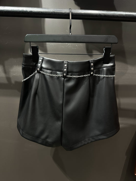 Pantalones cortos de piel sintética con detalles de cadena