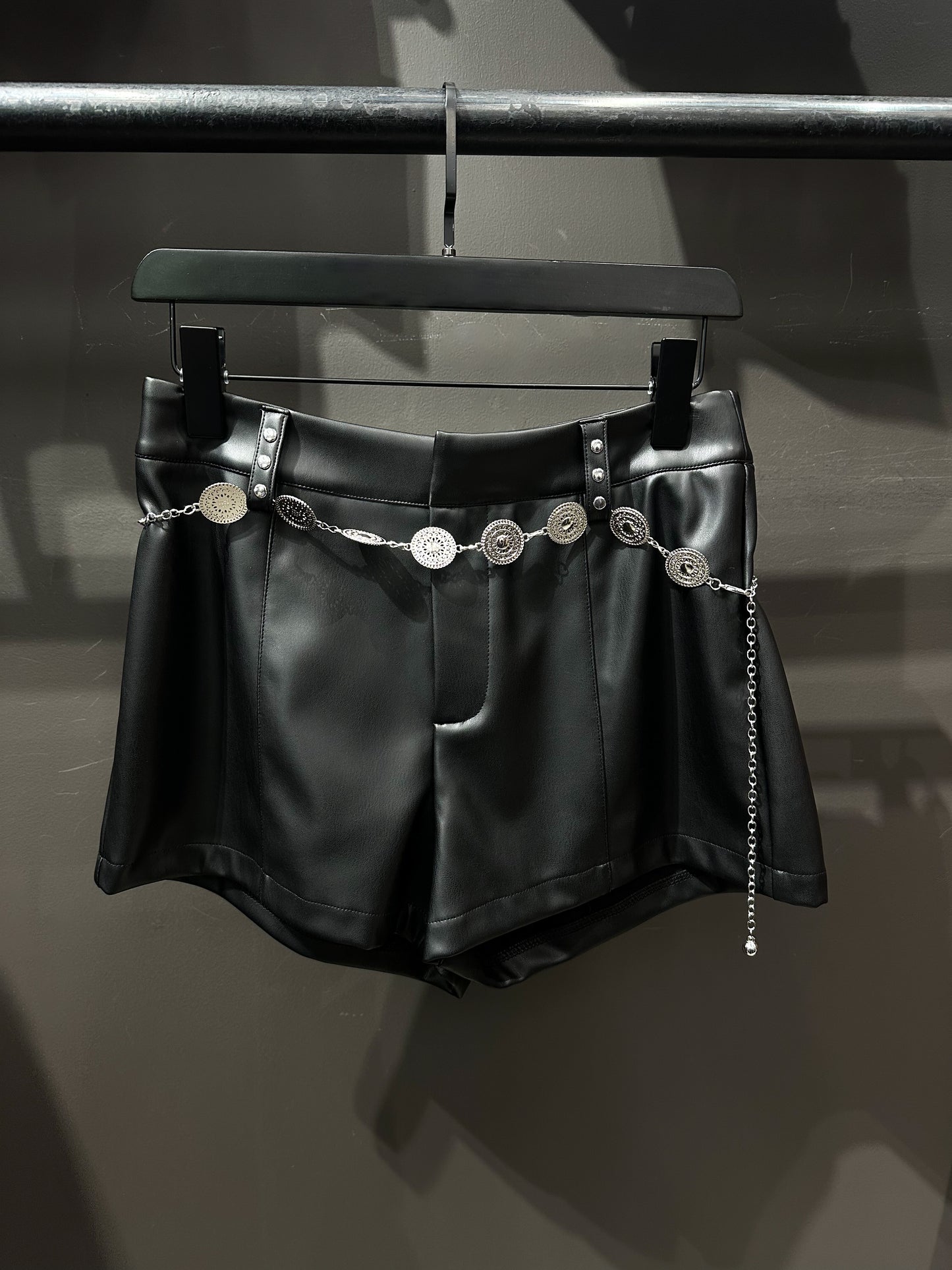 Pantalones cortos de piel sintética con detalles de cadena