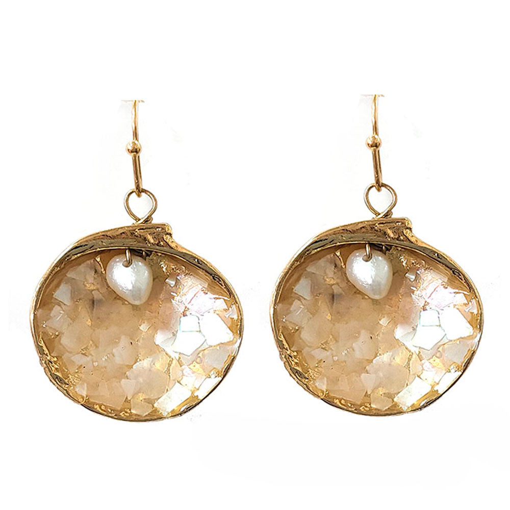 Pendientes dorados de concha marina y perla con forma de gota