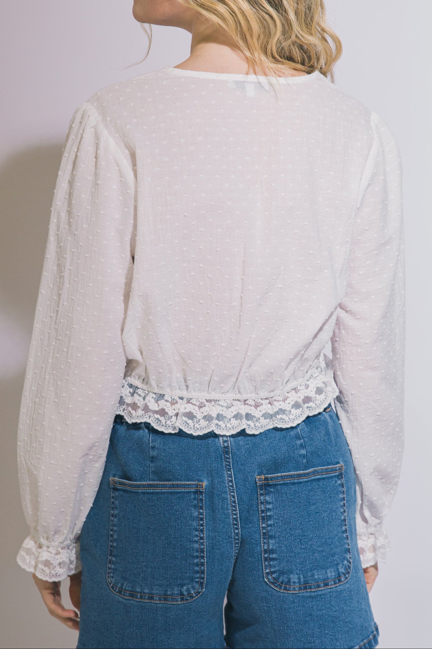 Blusa corta de encaje floral Isabella